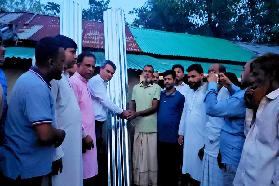 বাঁশখালীতে অগ্নিকাণ্ডে ক্ষতিগ্রস্ত পাঁচ পরিবারের মাঝে টেউটিন বিতারণ
