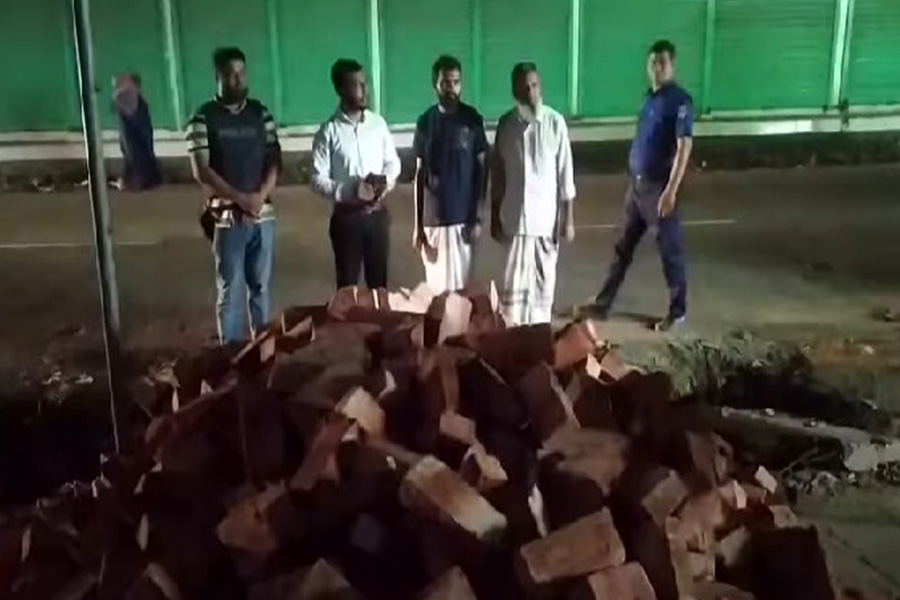 বাঁশখালীতে নিরাপত্তা ব্যবস্থা না রেখে দালান নির্মাণে জরিমানা