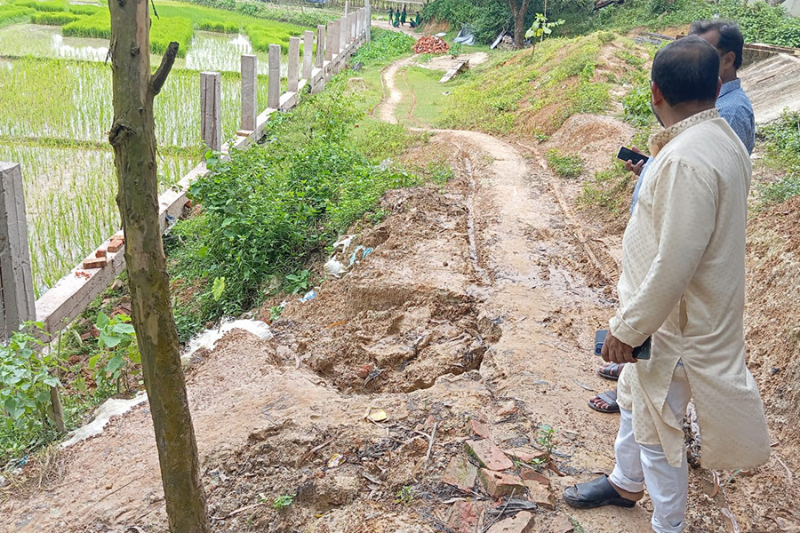বাঁশখালীতে কয়েকটি পরিবার অবরুদ্ধ হওয়ার আশঙ্কা