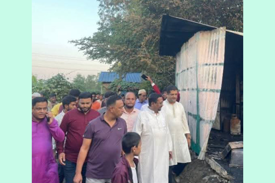 পুকুরিয়ায় রান্নাঘরের গ্যাস সিলিন্ডার লিকেজ সম্পূর্ণ ভস্মীভূত