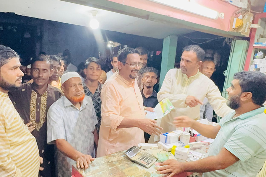 বাঁশখালীতে বিএনপির লিফলেট বিতরণ