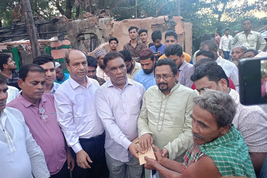 বাঁশখালীতে অগ্নিকাণ্ডে ৫টি পরিবারের মাঝে বিএনপি নেতার ত্রাণ সহায়তা প্রদান
