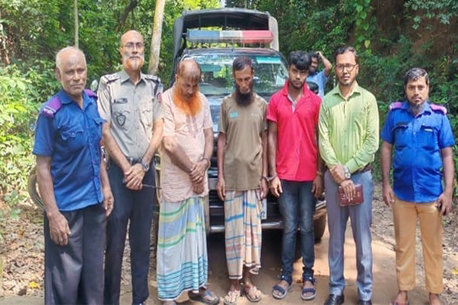 বাঁশখালীতে ইয়াবা ও গাঁজা সেবনকালে ৩জন আটক