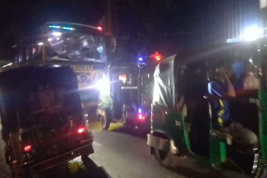 বাঁশখালীর প্রধান সড়কে ভয়াবহ যানজট, দিশেহারা হাজারো যাত্রী