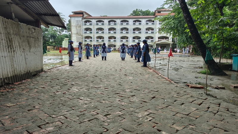 বাঁশখালীতে ডিসির আগমনে স্কুল মাঠে রাতারাতি সড়ক নির্মাণ