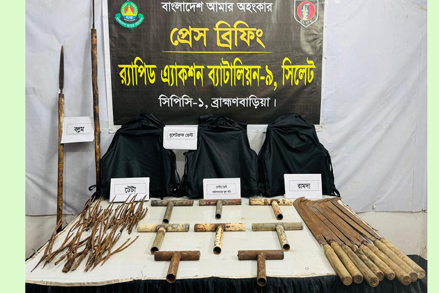 বাঞ্ছারামপুরে র‍্যাব-সেনাবাহিনীর যৌথ অভিযানে দেশীয় অস্ত্র উদ্ধার