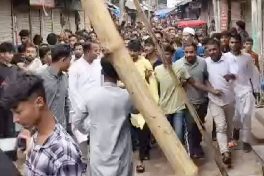 নিষিদ্ধ ছাত্রলীগের বিশাল মিছিল, নেতাকর্মীদের ভিড় দেখে সরে গেল পুলিশ