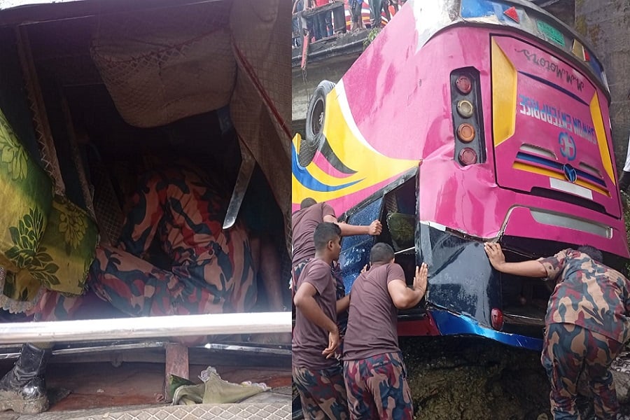 টেকনাফে বাস খালে, বিজিবির তৎপরতায় সব যাত্রী উদ্ধার
