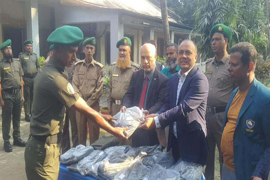 বাকৃবিতে নতুন নিরাপত্তা রক্ষীদের আনুষ্ঠানিক ইউনিফর্ম হস্তান্তর