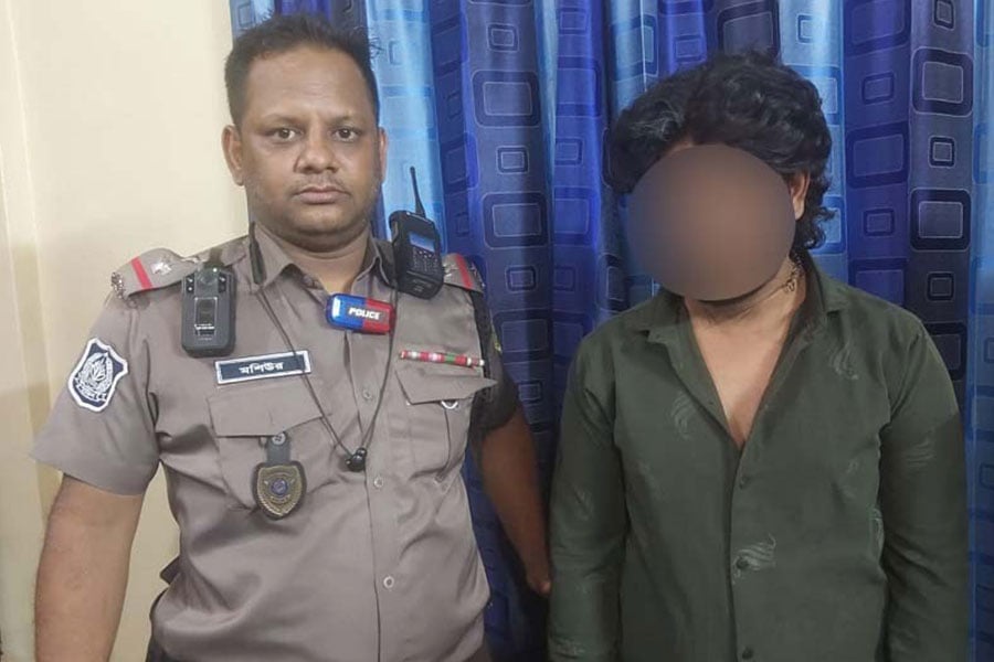 পুলিশ দেখেই মোটরসাইকেল ফেলে পালালেন হেলমেটবিহীন চালক