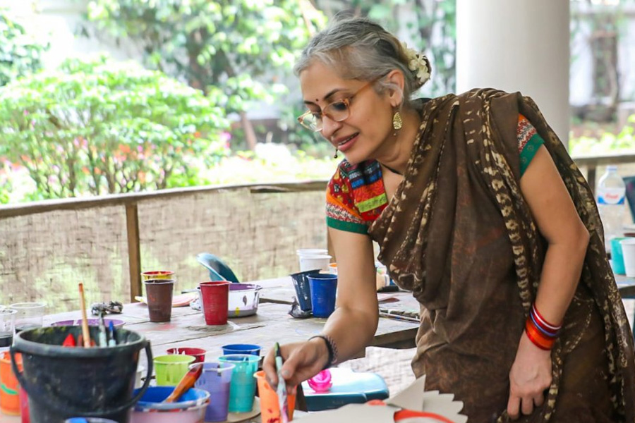 রং-তুলিতে মাতলেন বিপাশা