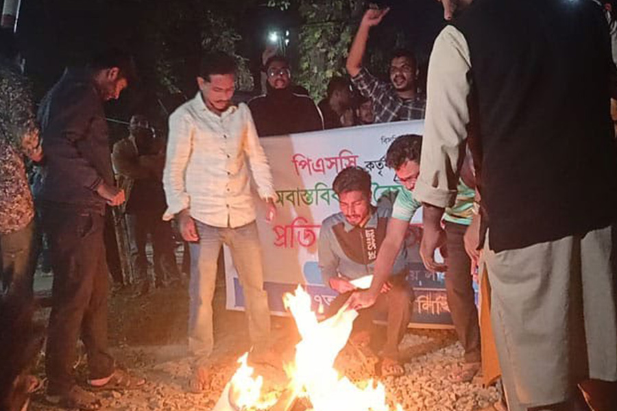 বাকৃবিতে প্রবেশপত্র পুড়িয়ে রেল অবরোধ