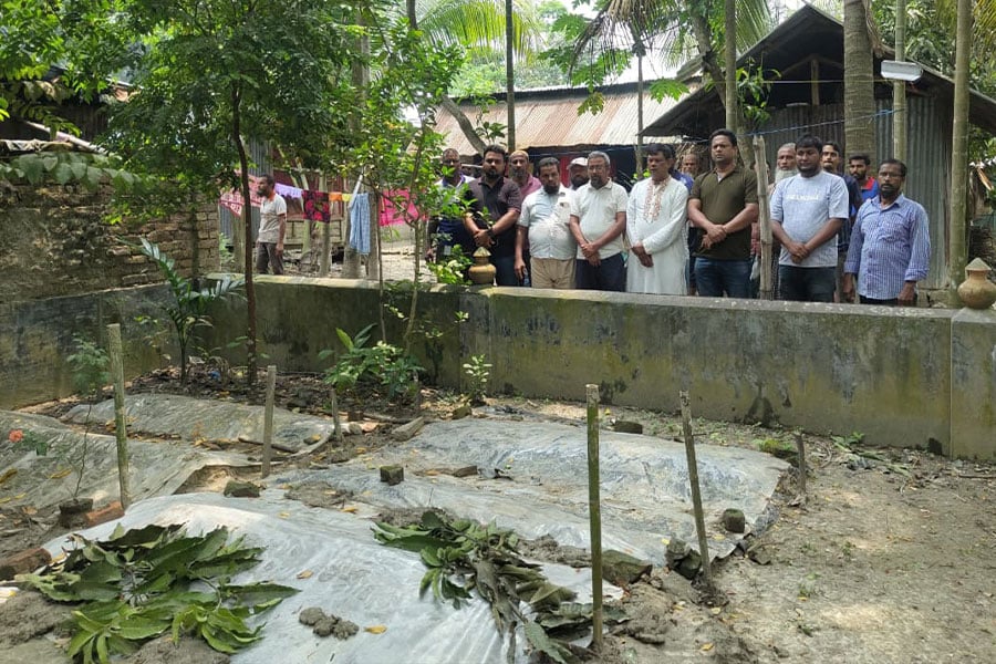 নৃশংস হত্যাকাণ্ডের শিকার নাজমুলের পরিবারের পাশে বিএনপি নেতা রহমাতুল্লাহ