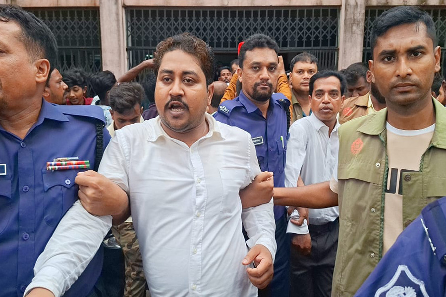 বরগুনায় ১২ আইনজীবীকে কারাগারে পাঠালেন আদালত