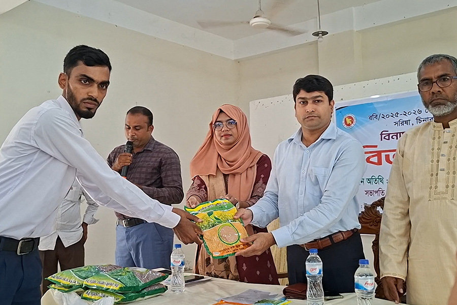বরগুনায় প্রান্তিক কৃষকের মাঝে বিনামূল্যে বীজ সার বিতরণ