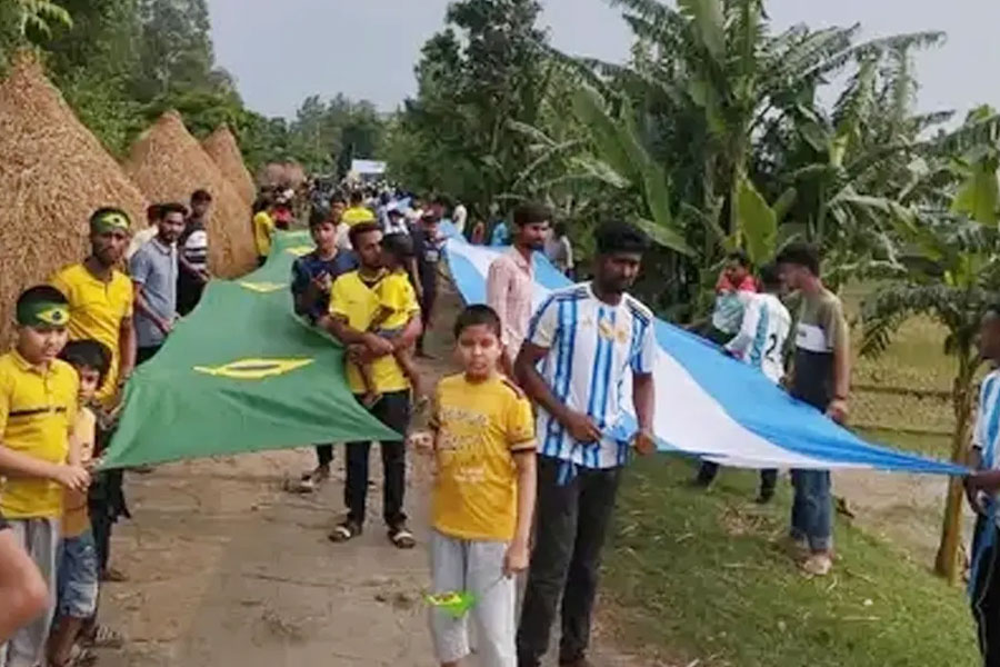 ৫০০ হাত পতাকায় ব্রাজিল-আর্জেন্টিনা সমর্থকদের শোভাযাত্রা