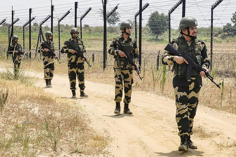 সীমান্তে আটক দুই বাংলাদেশিকে ফেরত দিল বিএসএফ