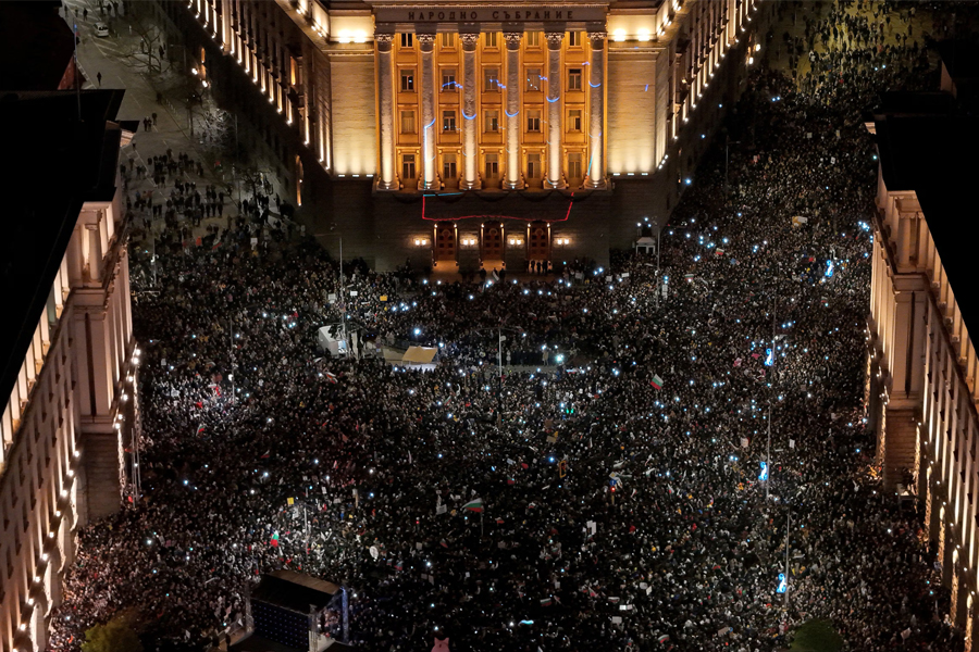 ‘মাফিয়া আউট’ স্লোগানে উত্তাল বুলগেরিয়ার রাজপথ