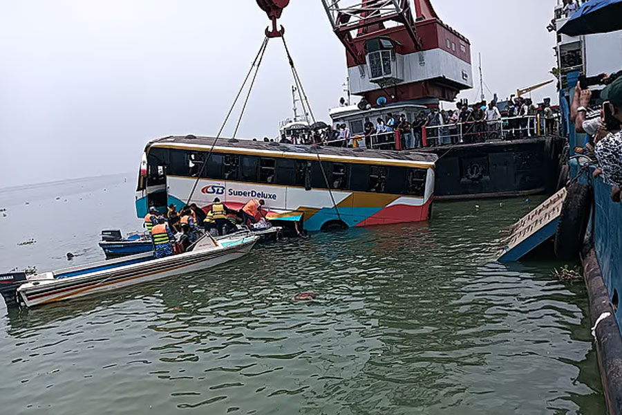 বাস উদ্ধার, দৌলতদিয়ায় ফের যানবাহন পারাপার শুরু