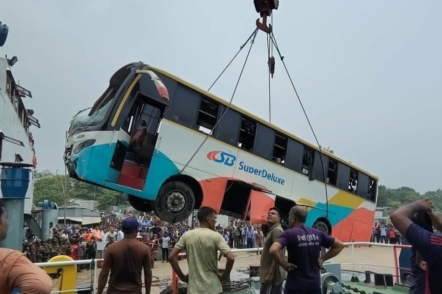 পদ্মা নদীতে বাস, তদন্তে ২ কমিটি