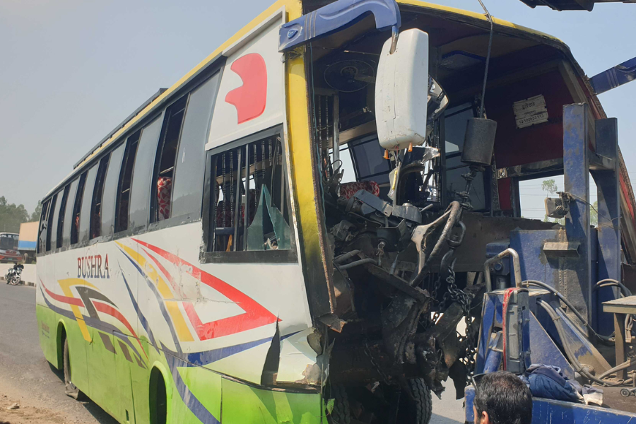 নিয়ন্ত্রণ হারিয়ে রোড ডিভাইডারের সঙ্গে বাসের ধাক্কা, নিহত ৩