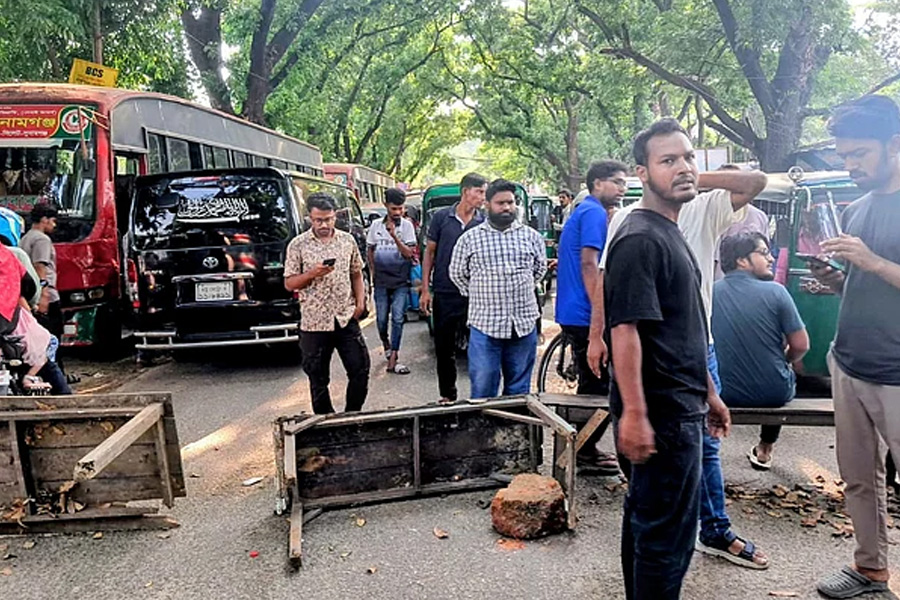 চবি ছাত্রকে মারধরের প্রতিবাদে সড়ক অবরোধ