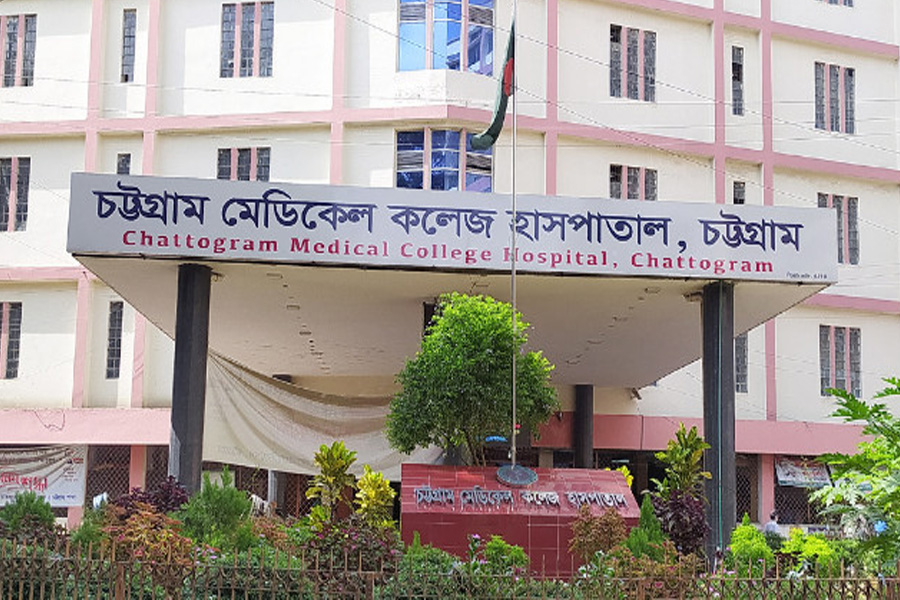 চট্টগ্রামে গাড়ি উল্টে ২০ পুলিশ সদস্য আহত