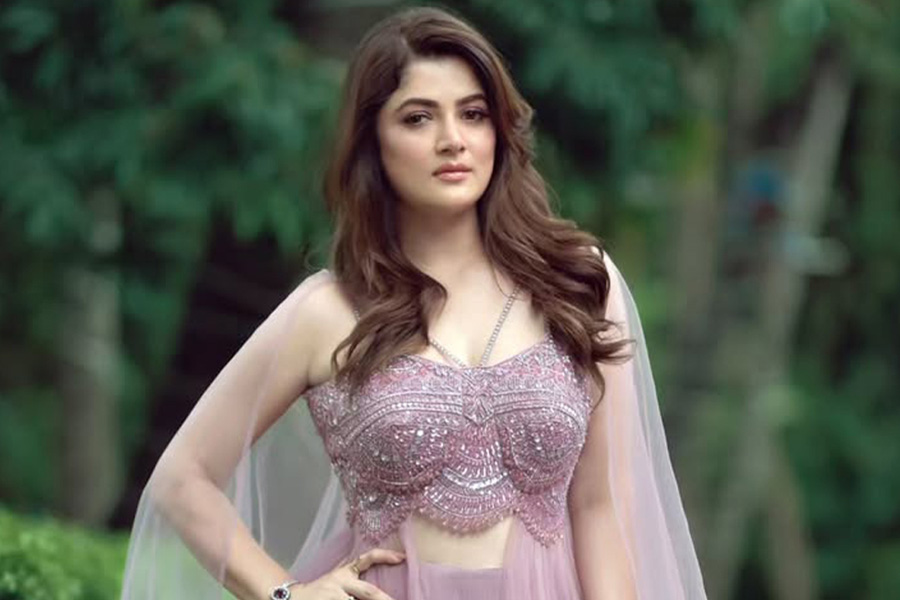 লেহেঙ্গায় মুগ্ধতা ছড়ালেন শ্রাবন্তী