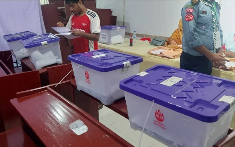 চাকসু নির্বাচনে কর্মকর্তার সই ছাড়াই ৪০০ ব্যালট বাক্সে