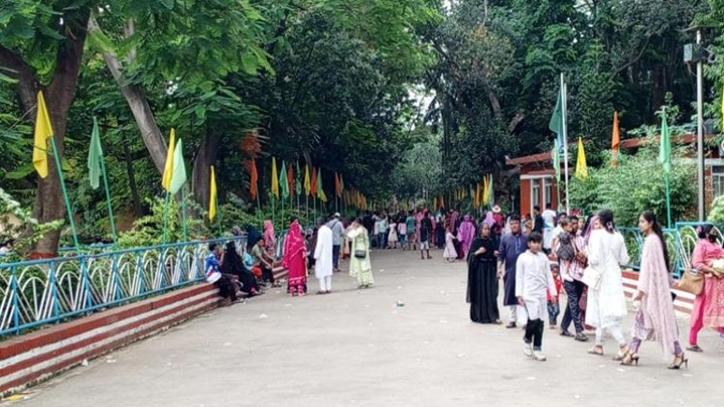 ঈদের ষষ্ঠ দিনেও চিড়িয়াখানায় দর্শনার্থীদের  উপচেপড়া ভিড়