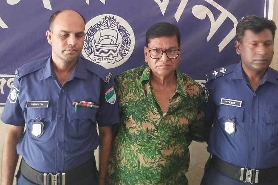 ভারতে যাওয়ার সময় আ’লীগ নেতা গ্রেপ্তার