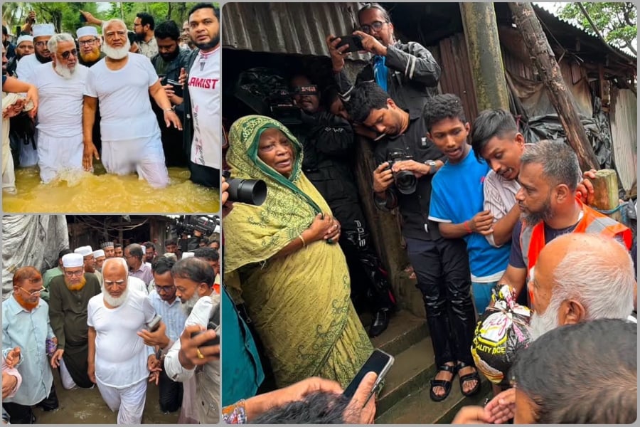 হাঁটুপানিতে নেমে বন্যার্তদের খোঁজ নিলেন জামায়াত আমির