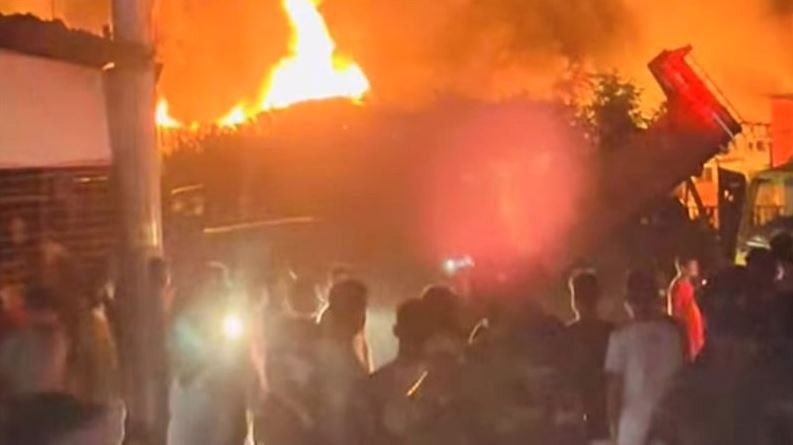 চট্টগ্রামে প্লাস্টিক কারখানায় আগুন