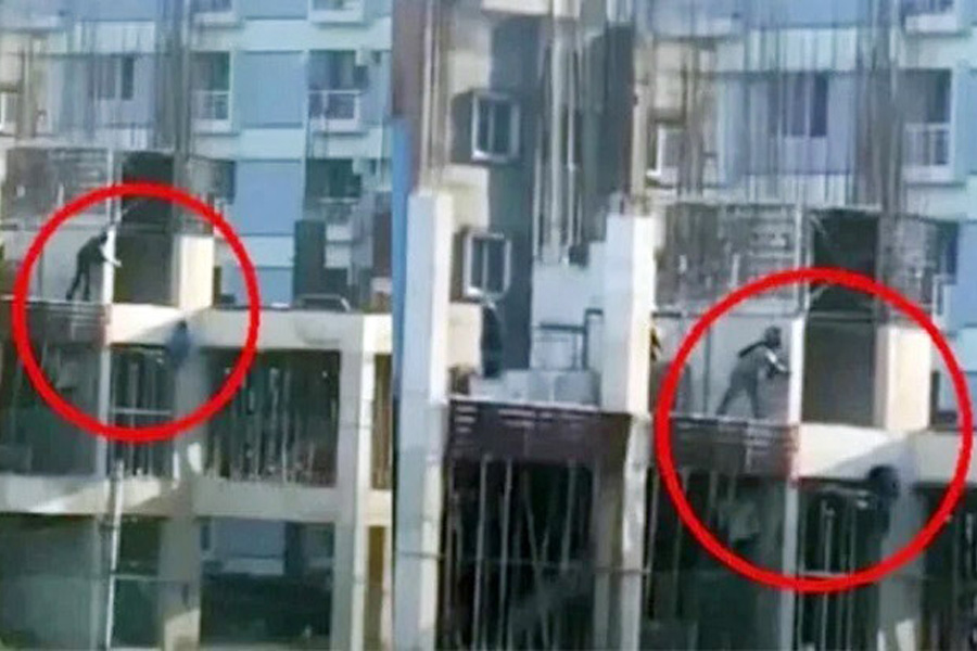 কার্নিশে ঝুলে থাকা ছাত্রকে গুলি: অভিযোগ গঠনের আদেশ আজ