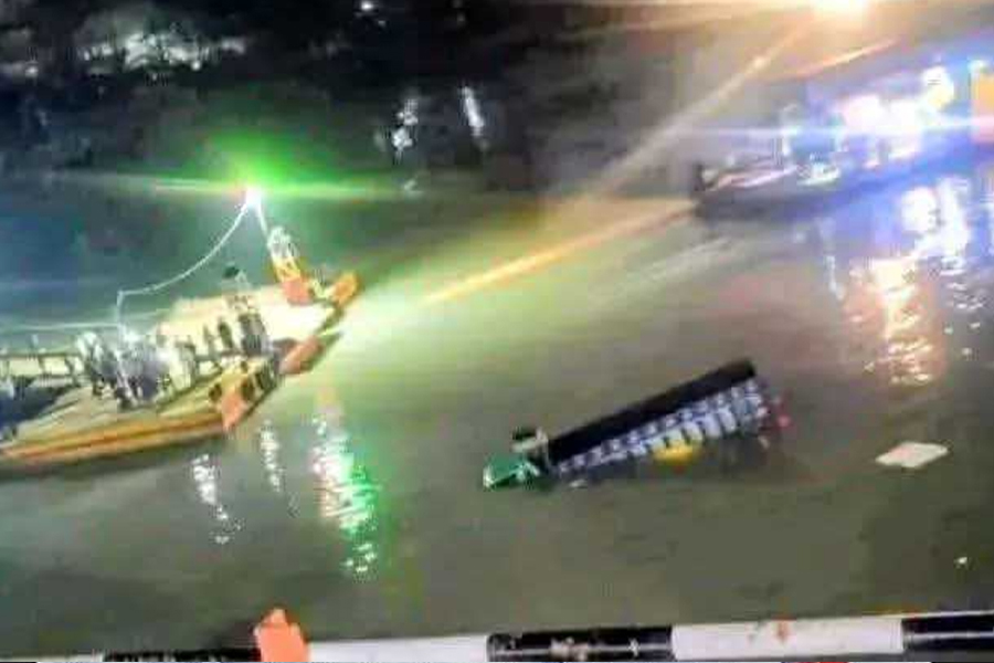 চট্টগ্রামে ফেরিতে উঠতে গিয়ে নদীতে তলিয়ে গেল ট্রাক, চালক উদ্ধার