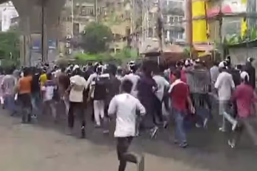 কাফনের কাপড় মাথায় বেঁধে নিষিদ্ধ যুবলীগের বিক্ষোভ মিছিল