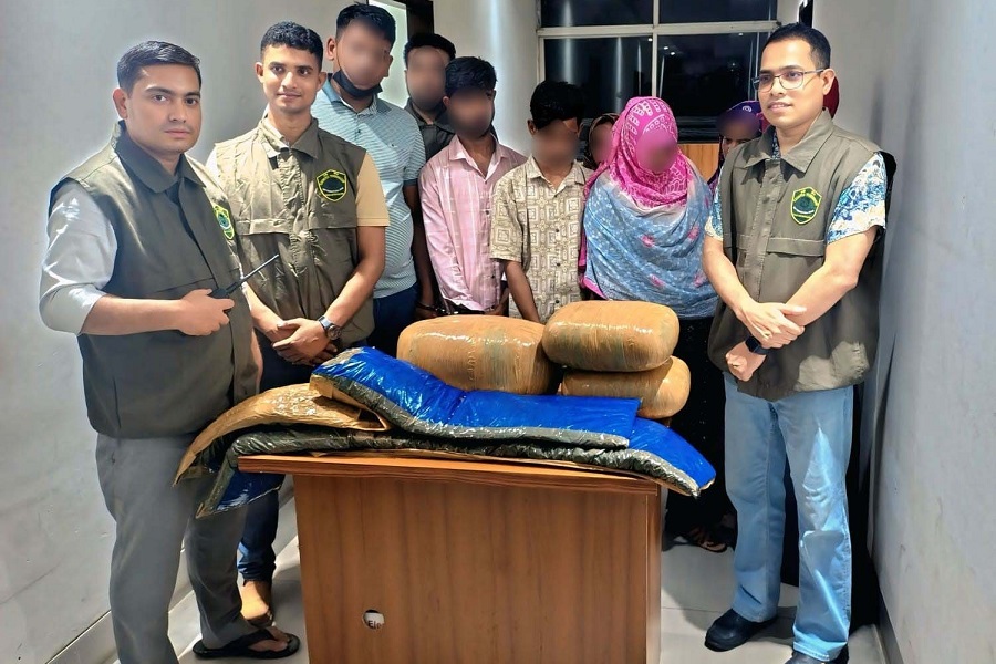 ১৯ কেজি গাঁজাসহ গ্রেফতার ৬
