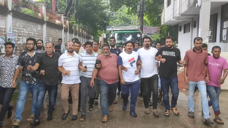 ফরিদপুরে এ কে আজাদের বাড়িতে বিএনপি নেতাকর্মীদের বিক্ষোভ