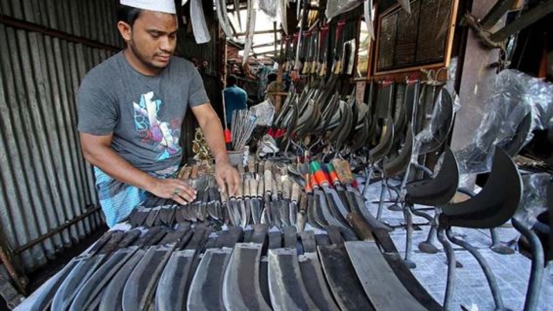 ডলারের দামের আঁচ দা, বঁটির বাজারে