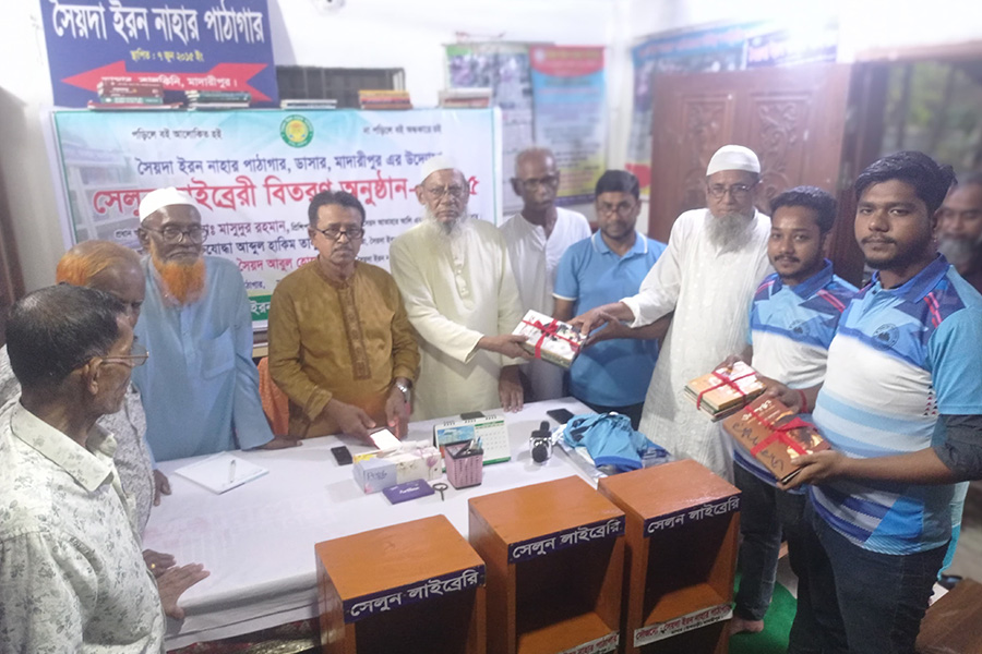 ডাসারে নরসুন্দরদের মাঝে লাইব্রেরীর সামগ্রী বিতরণ