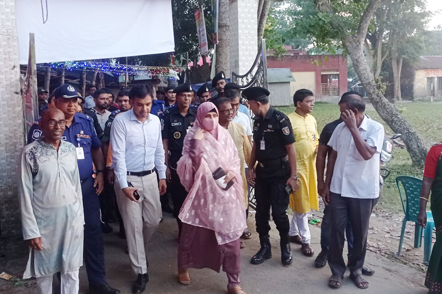 ডাসারে বিভিন্ন মন্ডপ পরিদর্শনে জেলা প্রশাসন