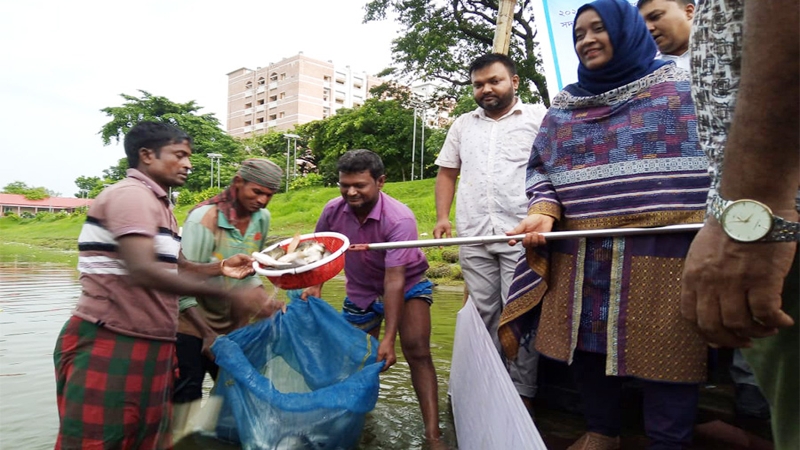 কুড়িগ্রামে মৎস্য চাষিদের মাঝে মাছের পোনা বিতরণ করেন ডিসি