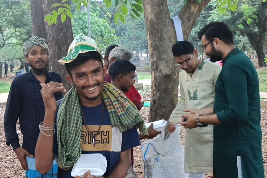 নববর্ষে দেশীয় ফল বিতরণ