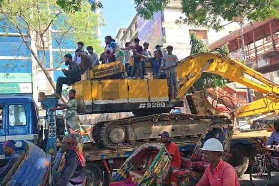 ধানমন্ডি ৩২ নম্বরে নেওয়া হচ্ছে দুটি বুলডোজার