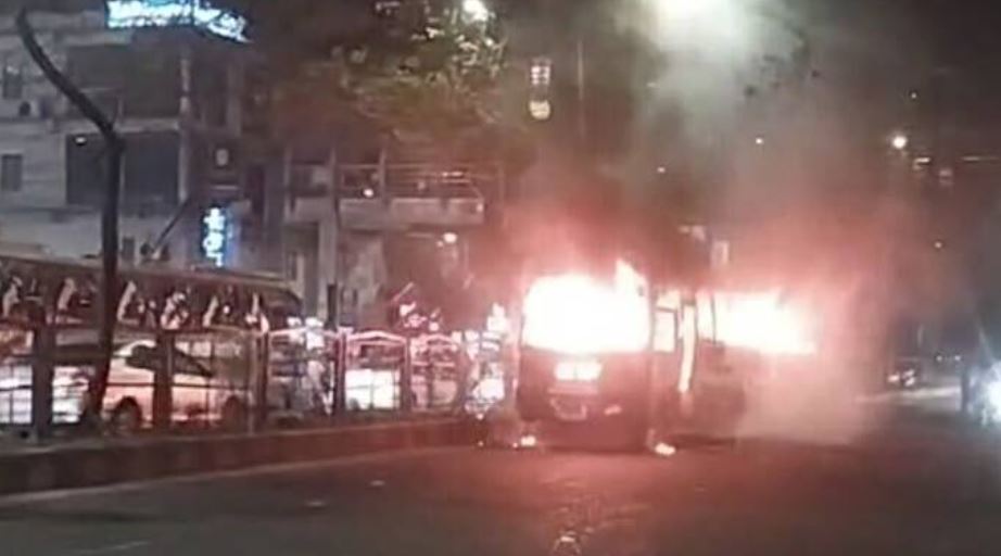 ধানমন্ডির ল্যাবএইড হাসপাতালের সামনে বাসে আগুন