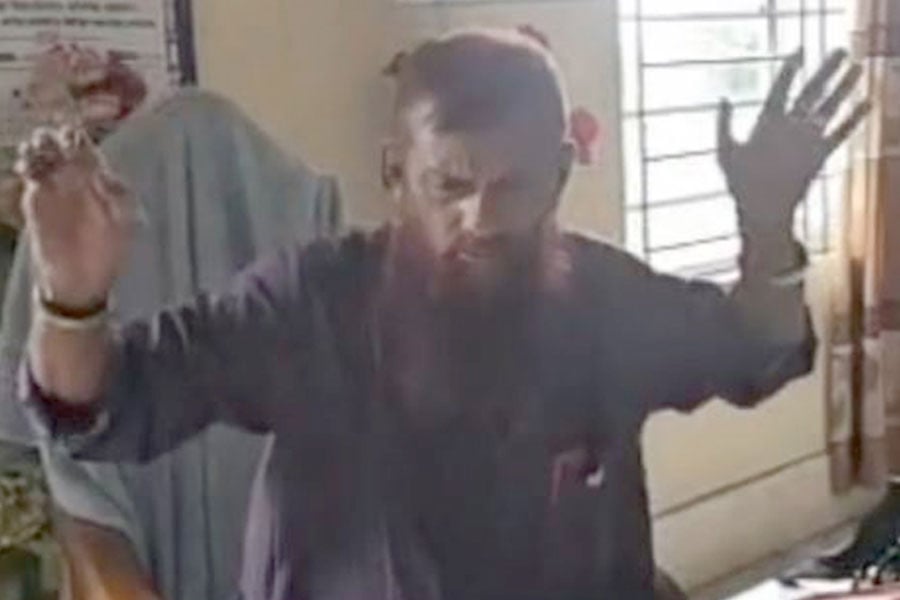 বিদ্যালয় কক্ষেই প্রধান শিক্ষক মাতলামি, ভিডিও ভাইরাল