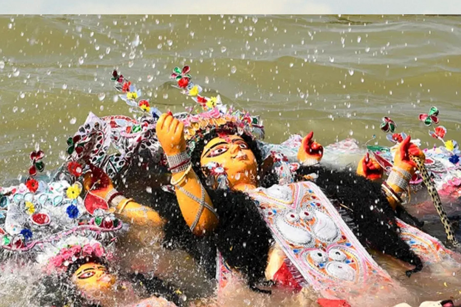 চোখের জলে দুর্গাকে বিদায়