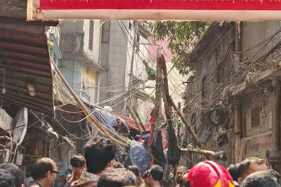 পুরান ঢাকায় ভবনের রেলিং ধসে ভূমিকম্পে প্রাণ গেল ৩ পথচারীর