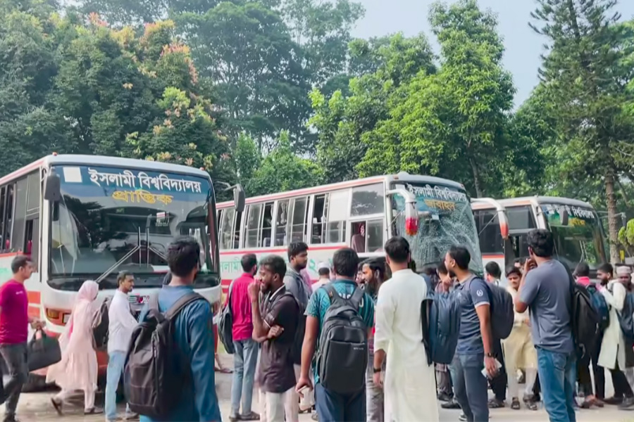 বিসিএস পরীক্ষার্থীদের জন্য বিনামুল্যে ১৩টি বাস সার্ভিস দিল ইবি