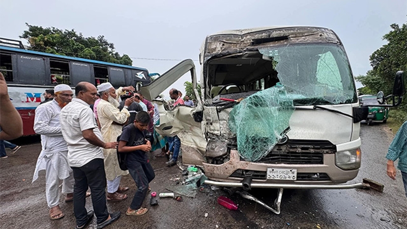ইবি'র শিক্ষকবাহী বাসের সঙ্গে রূপসা বাসের সংঘর্ষ